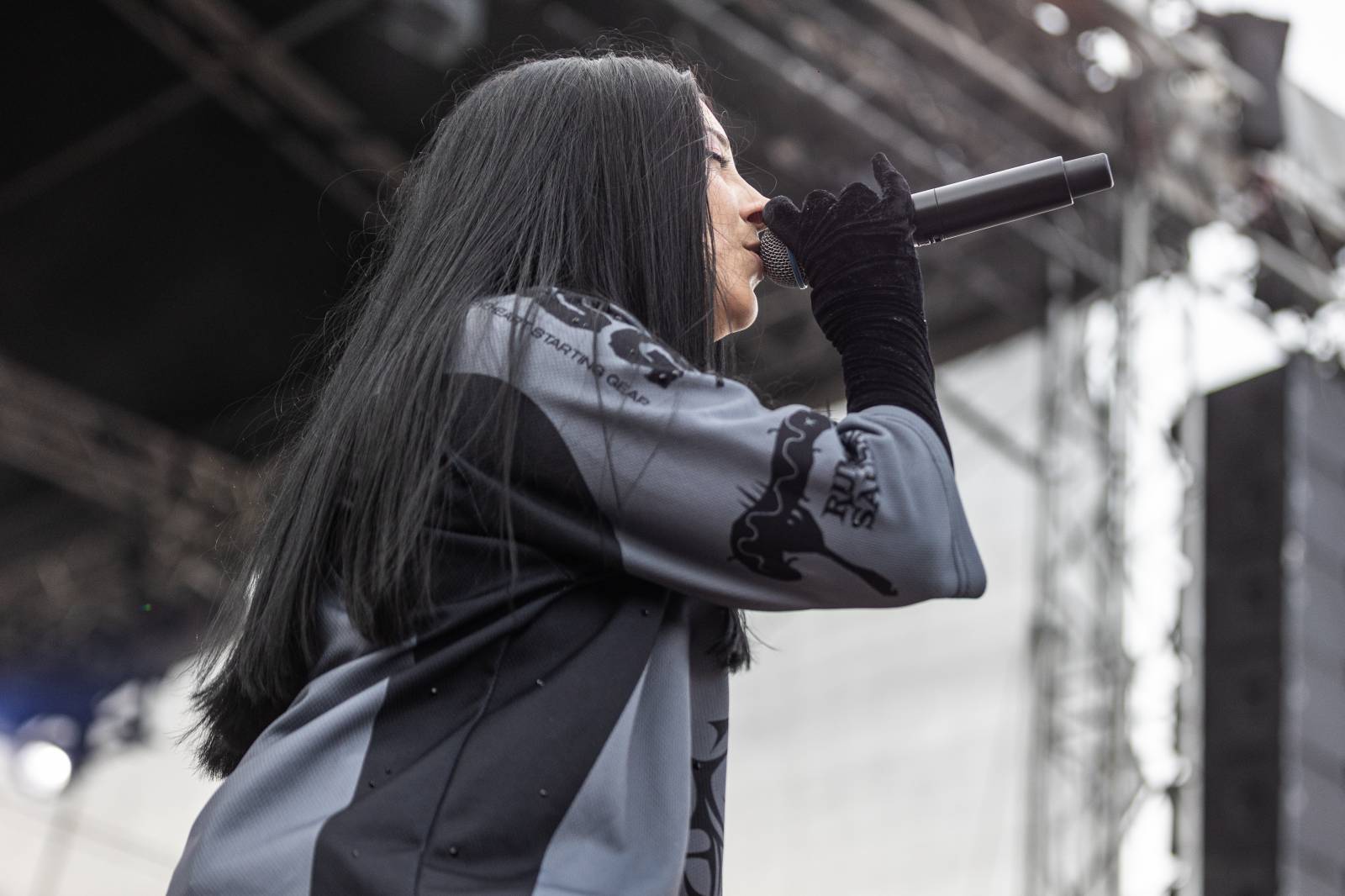 Druhý den na Hradech CZ na Bezdězu: Henych 666 strhli (ne)metalisty, Robert Kodym házel kytaru mezi fanoušky