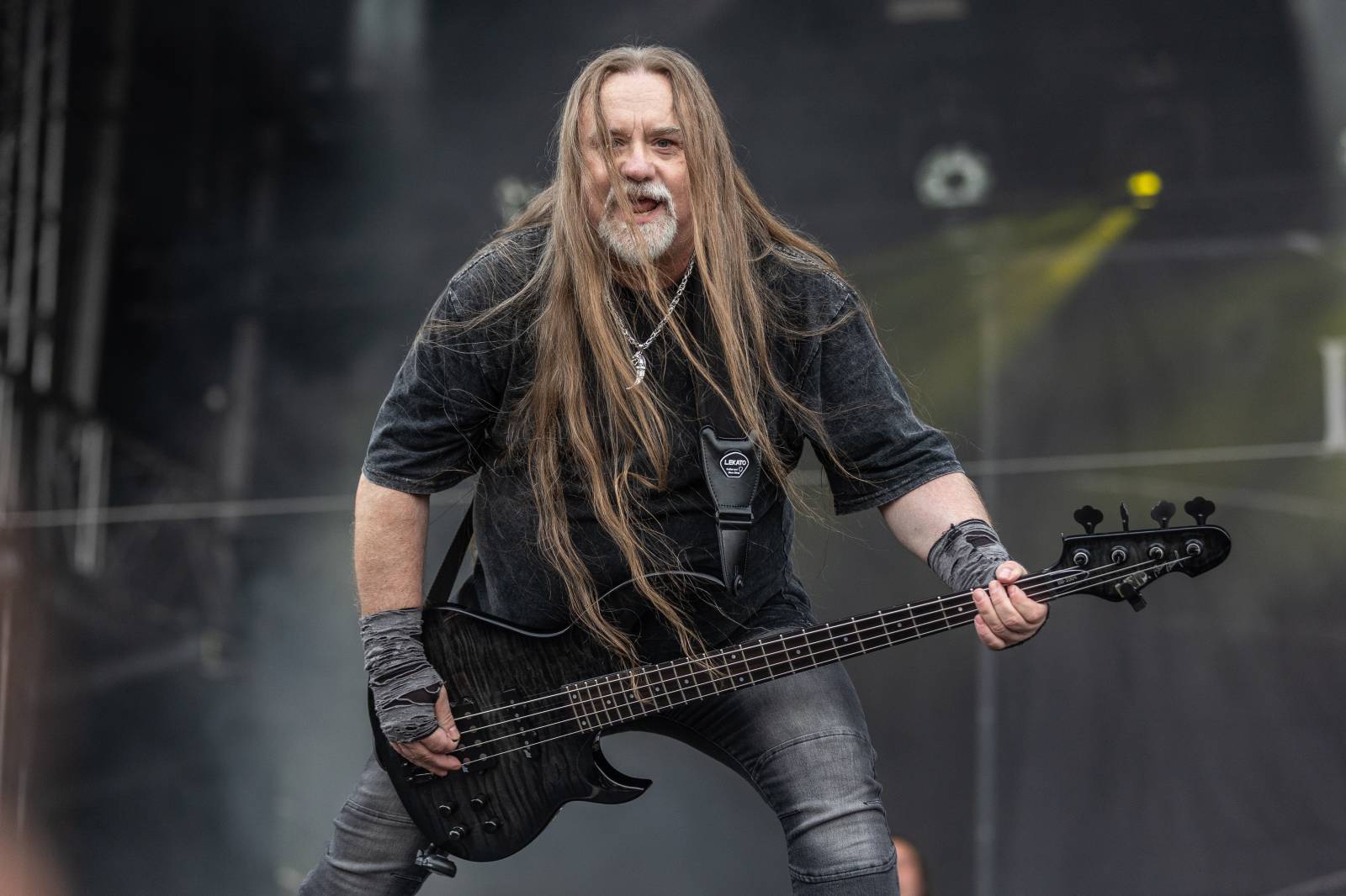 Druhý den na Hradech CZ na Bezdězu: Henych 666 strhli (ne)metalisty, Robert Kodym házel kytaru mezi fanoušky