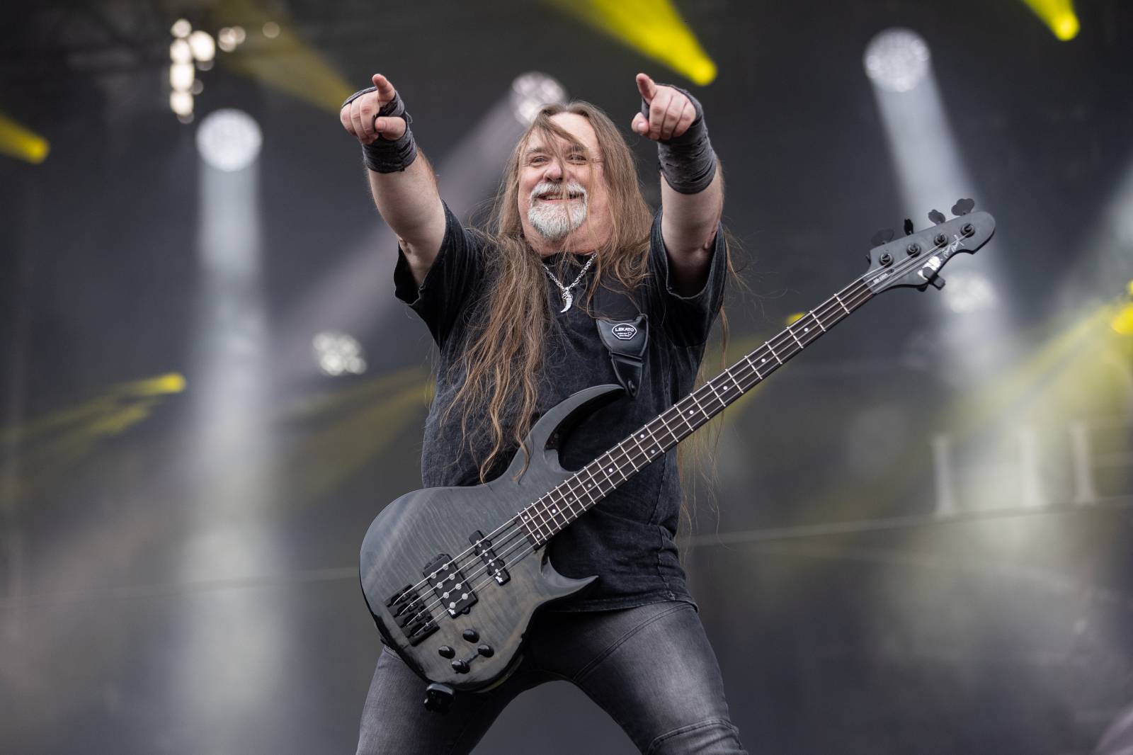 Druhý den na Hradech CZ na Bezdězu: Henych 666 strhli (ne)metalisty, Robert Kodym házel kytaru mezi fanoušky