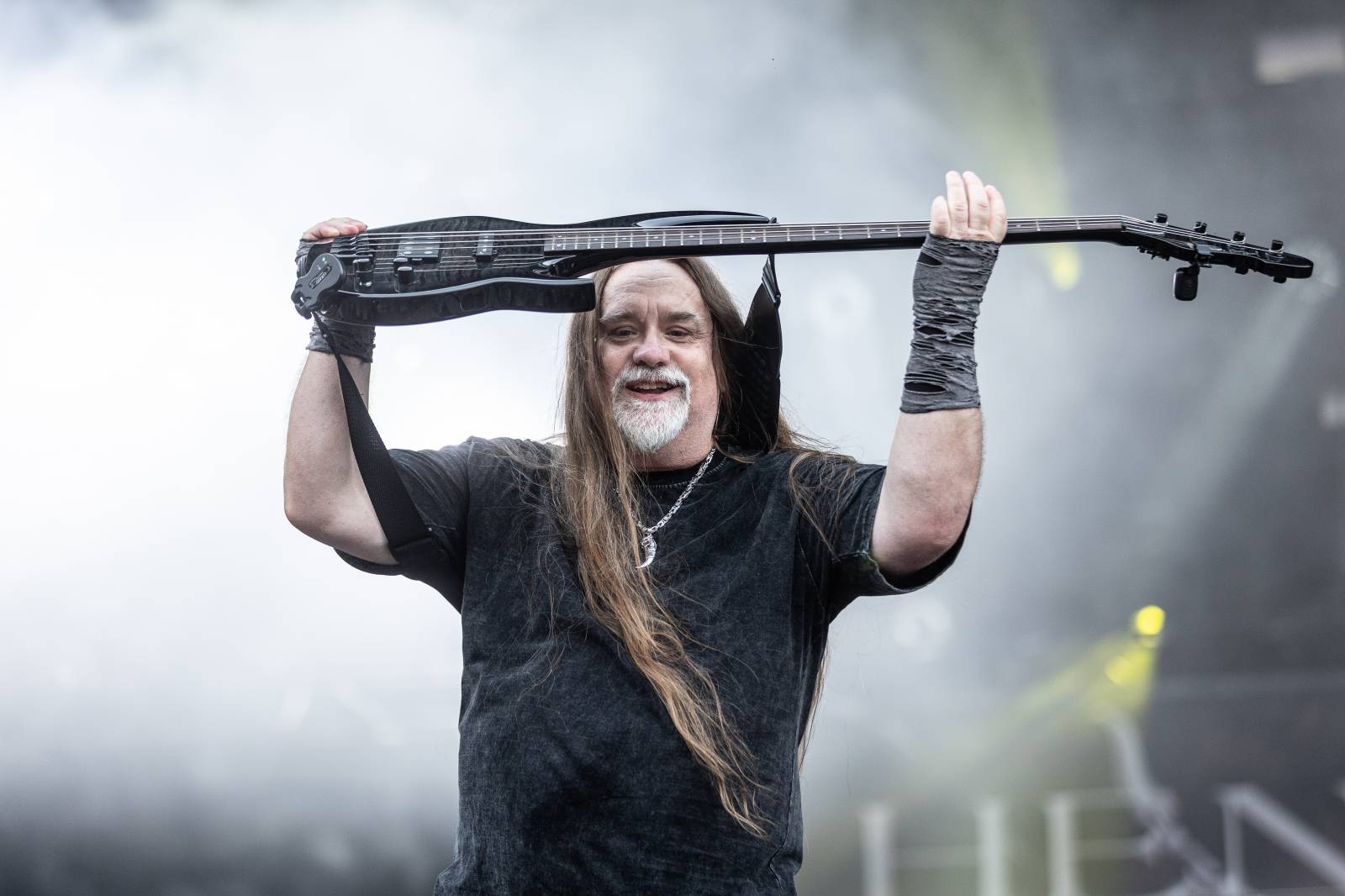 Druhý den na Hradech CZ na Bezdězu: Henych 666 strhli (ne)metalisty, Robert Kodym házel kytaru mezi fanoušky