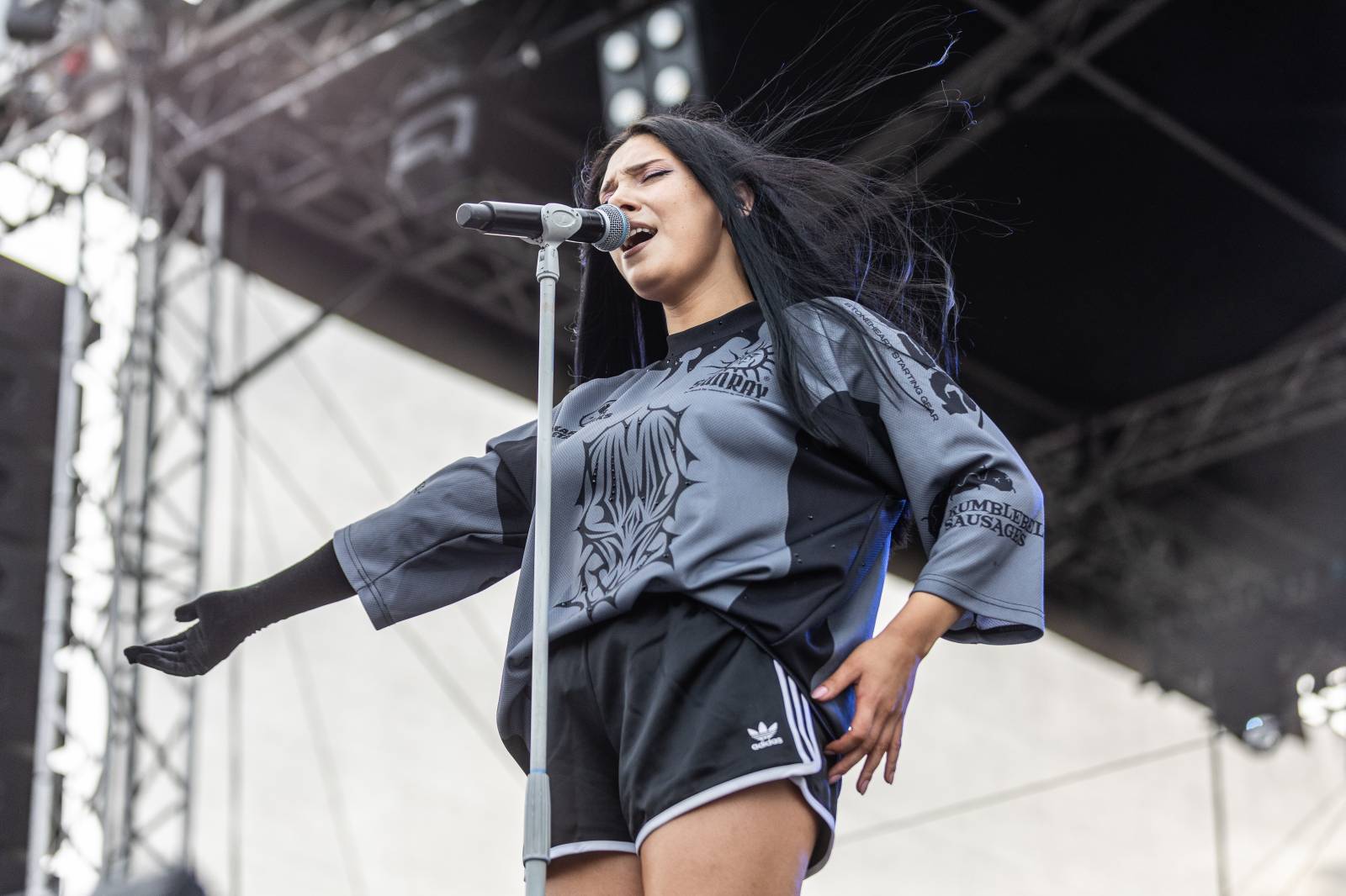 Druhý den na Hradech CZ na Bezdězu: Henych 666 strhli (ne)metalisty, Robert Kodym házel kytaru mezi fanoušky