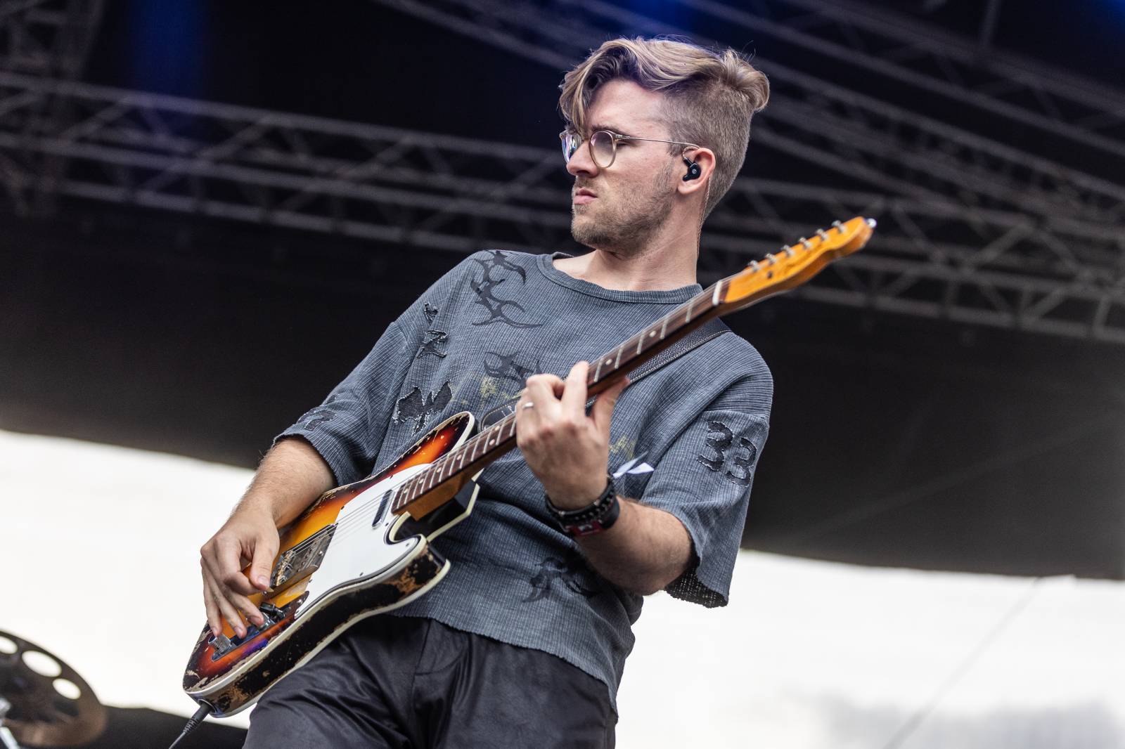 Druhý den na Hradech CZ na Bezdězu: Henych 666 strhli (ne)metalisty, Robert Kodym házel kytaru mezi fanoušky