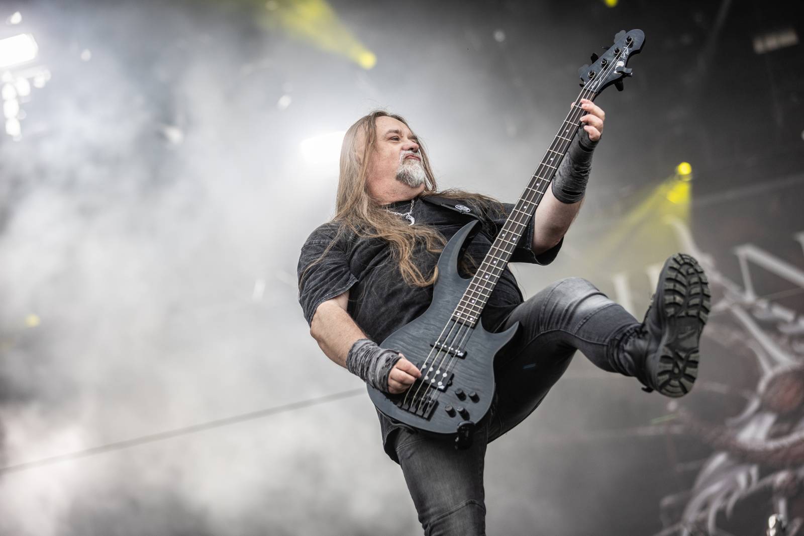 Druhý den na Hradech CZ na Bezdězu: Henych 666 strhli (ne)metalisty, Robert Kodym házel kytaru mezi fanoušky