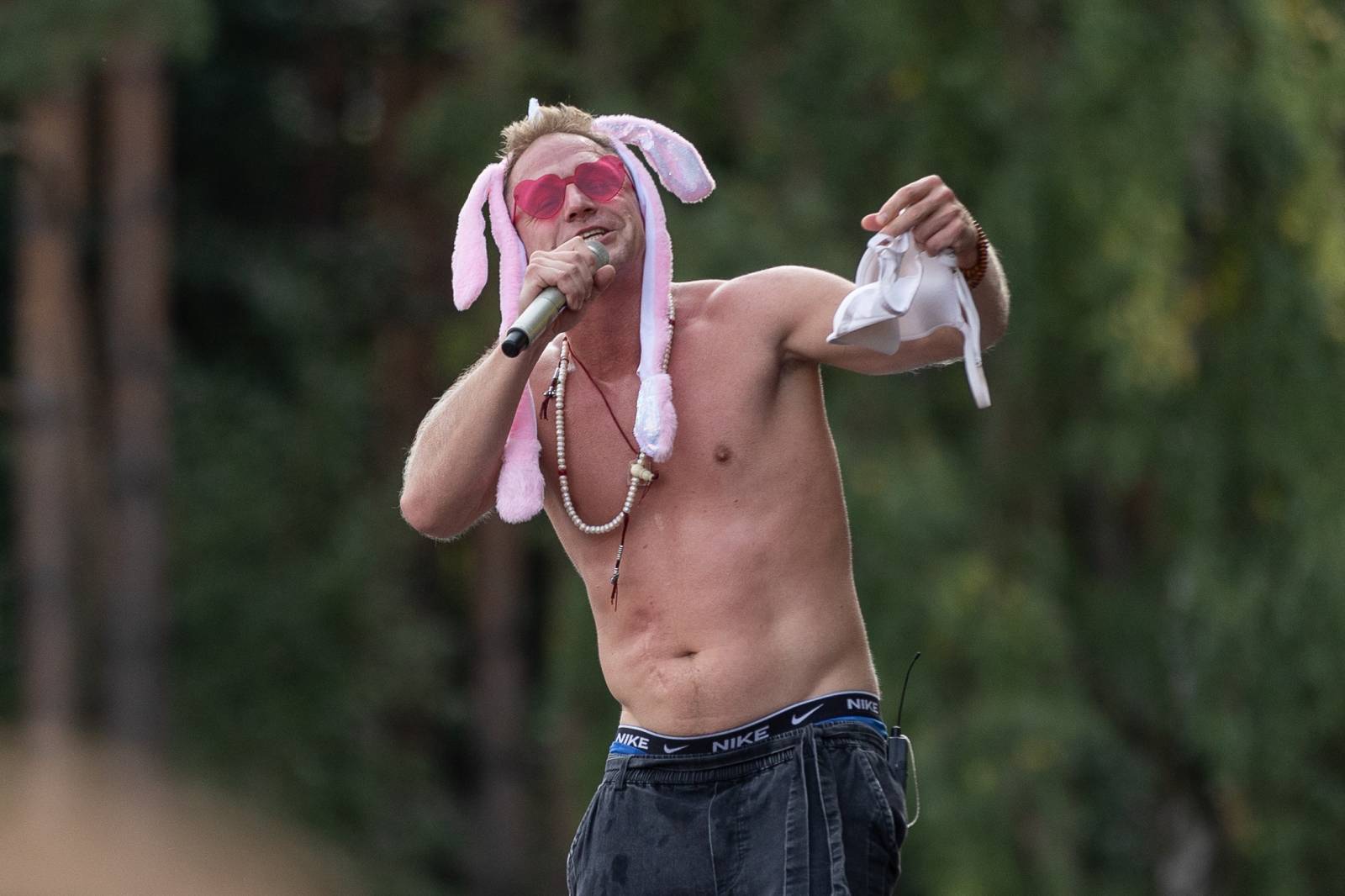 Druhý den na Hradech CZ na Bezdězu: Henych 666 strhli (ne)metalisty, Robert Kodym házel kytaru mezi fanoušky