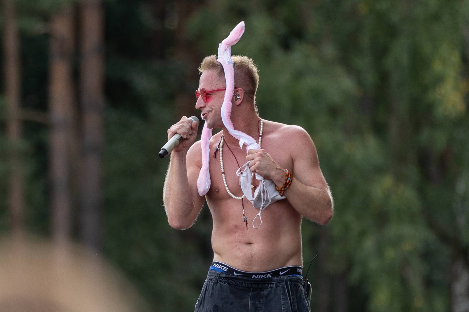 Druhý den na Hradech CZ na Bezdězu: Henych 666 strhli (ne)metalisty, Robert Kodym házel kytaru mezi fanoušky