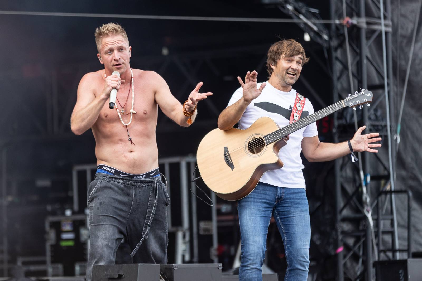 Druhý den na Hradech CZ na Bezdězu: Henych 666 strhli (ne)metalisty, Robert Kodym házel kytaru mezi fanoušky