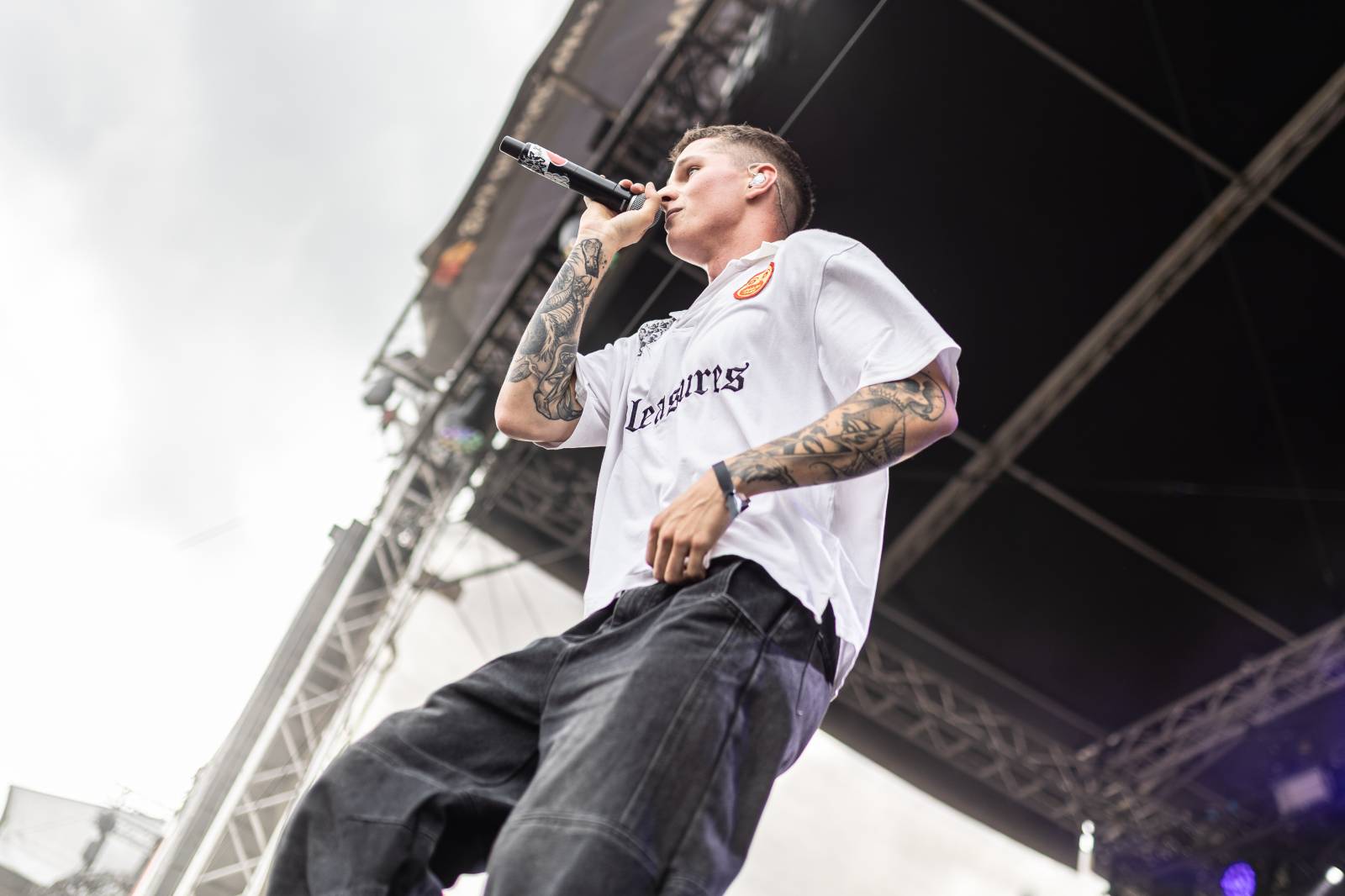 Druhý den na Hradech CZ na Bezdězu: Henych 666 strhli (ne)metalisty, Robert Kodym házel kytaru mezi fanoušky