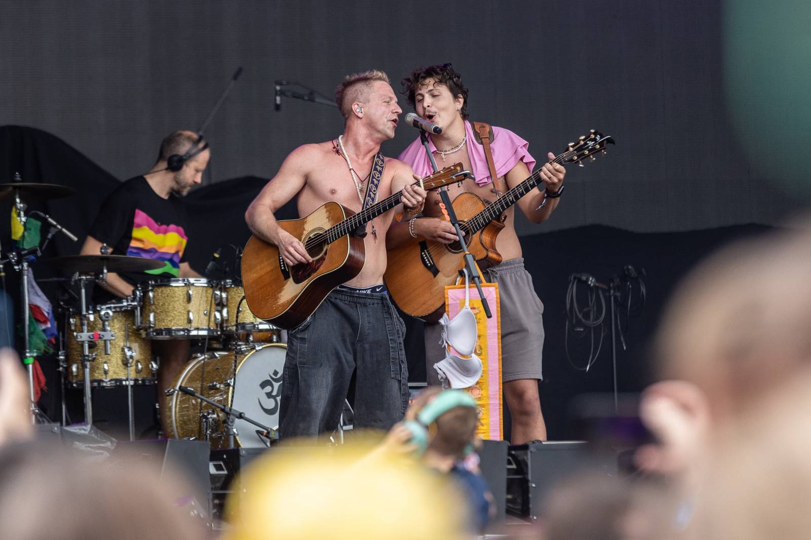 Druhý den na Hradech CZ na Bezdězu: Henych 666 strhli (ne)metalisty, Robert Kodym házel kytaru mezi fanoušky