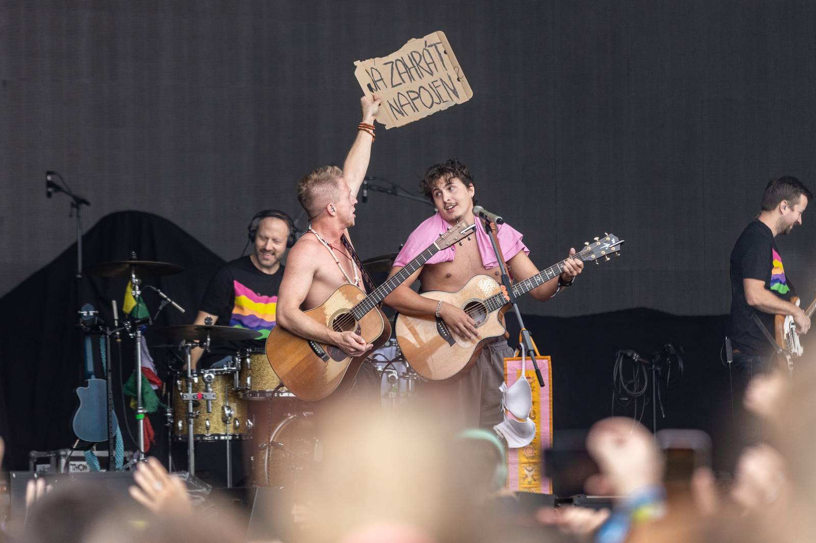 Druhý den na Hradech CZ na Bezdězu: Henych 666 strhli (ne)metalisty, Robert Kodym házel kytaru mezi fanoušky