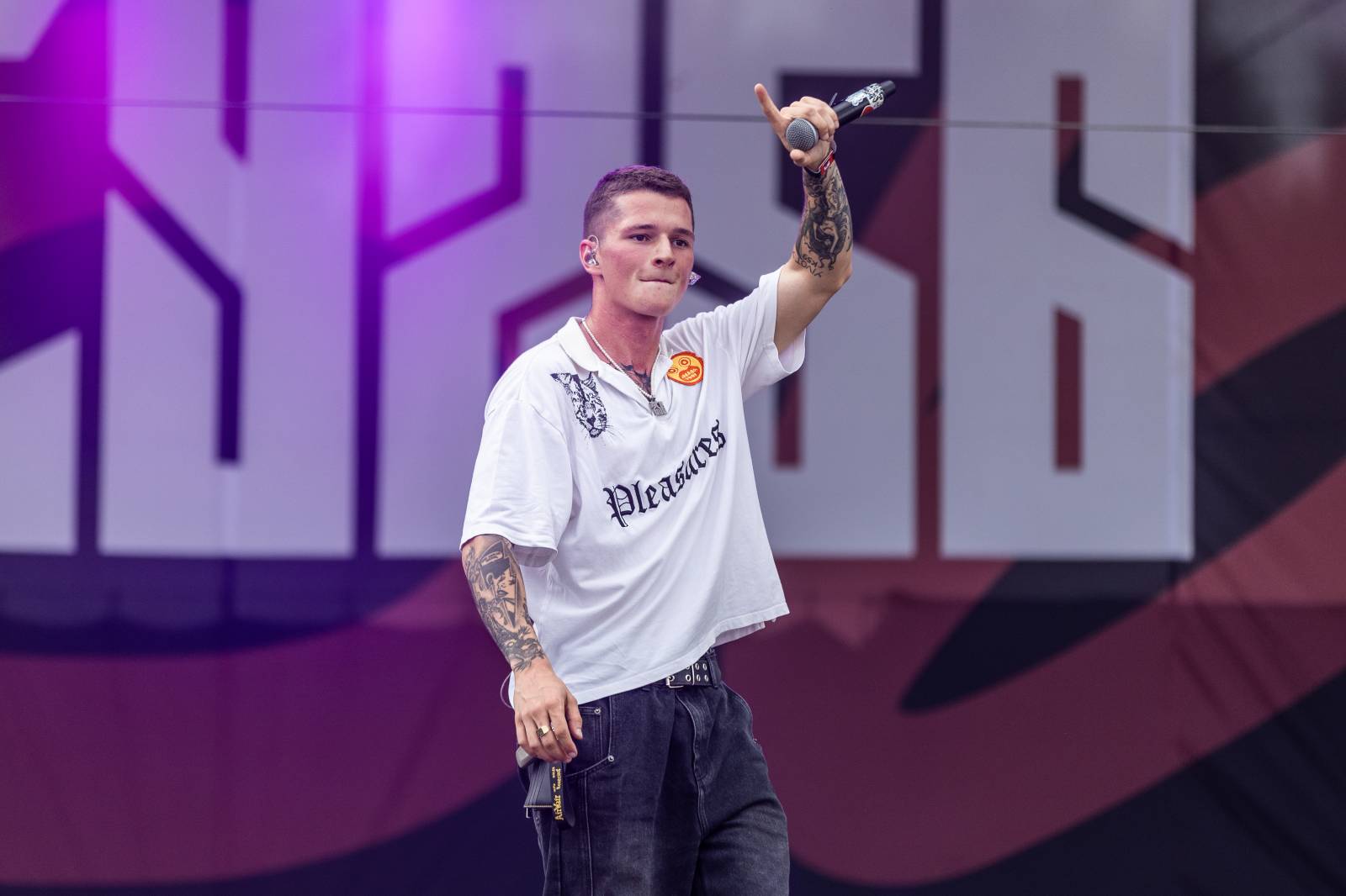 Druhý den na Hradech CZ na Bezdězu: Henych 666 strhli (ne)metalisty, Robert Kodym házel kytaru mezi fanoušky