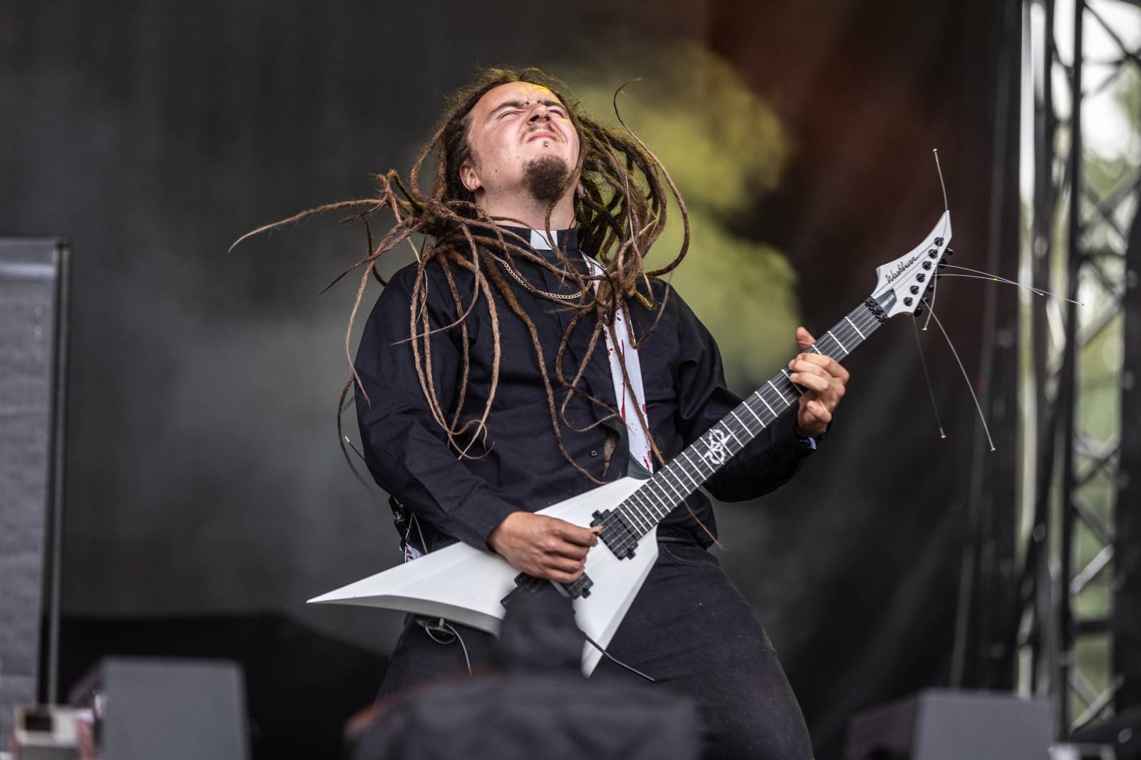 Druhý den na Hradech CZ na Bezdězu: Henych 666 strhli (ne)metalisty, Robert Kodym házel kytaru mezi fanoušky