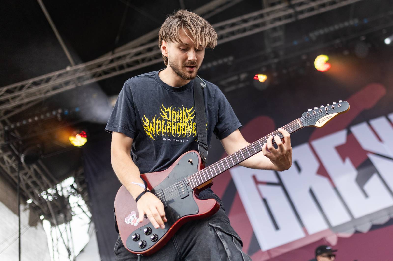 Druhý den na Hradech CZ na Bezdězu: Henych 666 strhli (ne)metalisty, Robert Kodym házel kytaru mezi fanoušky