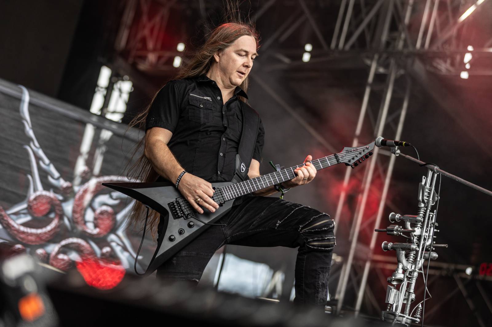 Druhý den na Hradech CZ na Bezdězu: Henych 666 strhli (ne)metalisty, Robert Kodym házel kytaru mezi fanoušky