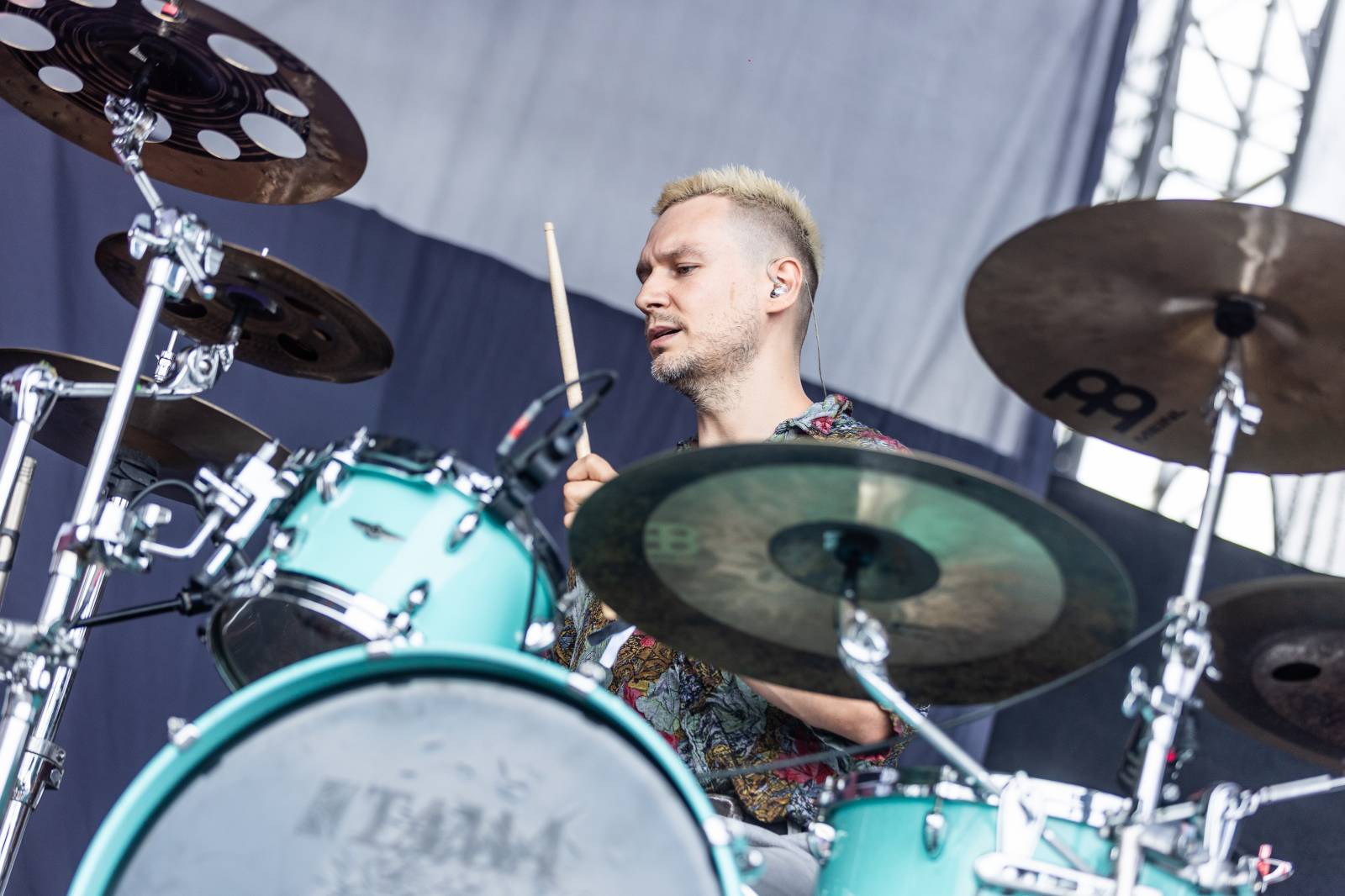 Druhý den na Hradech CZ na Bezdězu: Henych 666 strhli (ne)metalisty, Robert Kodym házel kytaru mezi fanoušky