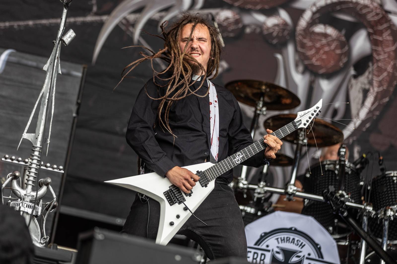 Druhý den na Hradech CZ na Bezdězu: Henych 666 strhli (ne)metalisty, Robert Kodym házel kytaru mezi fanoušky