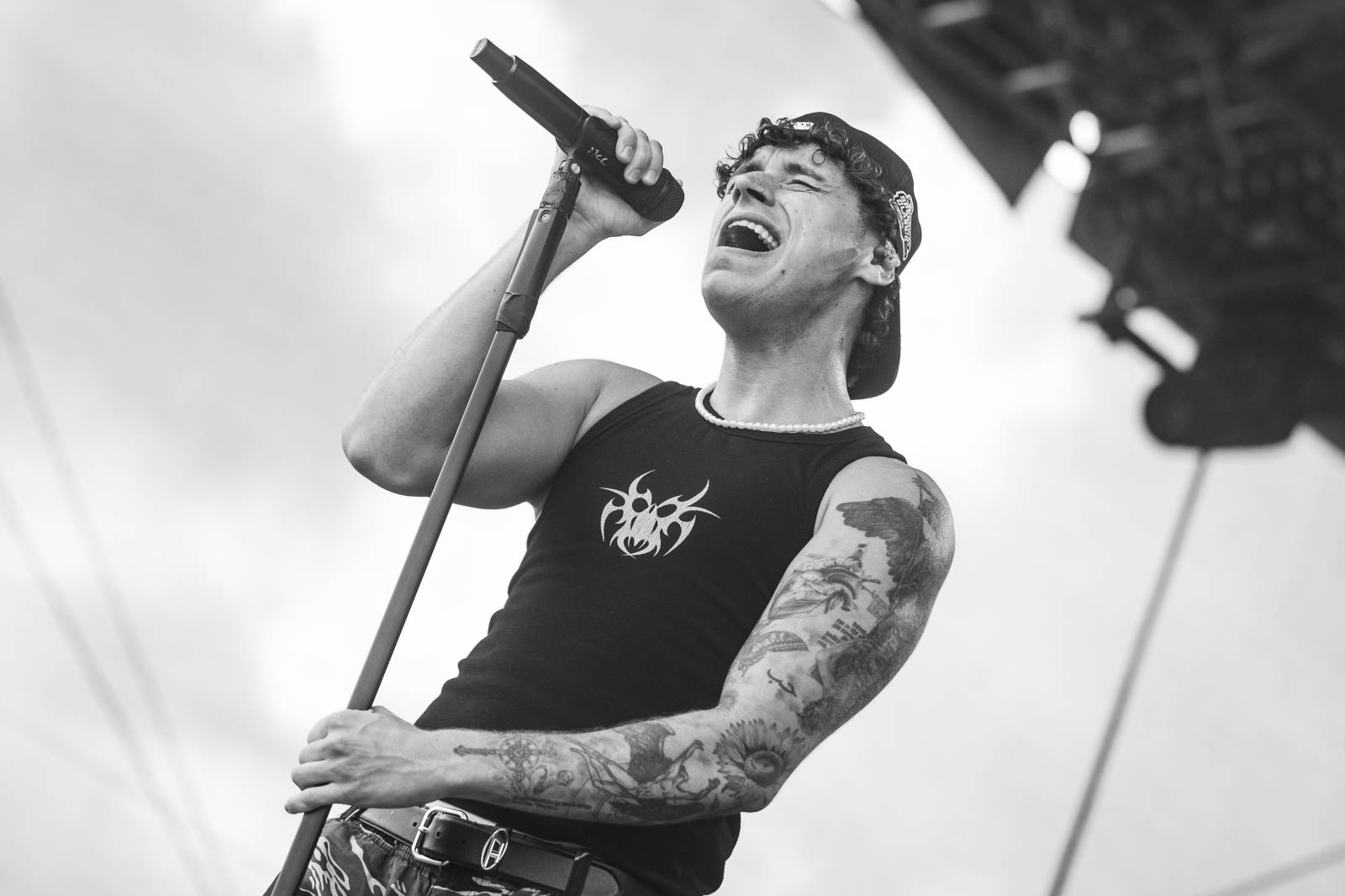 Druhý den na Hradech CZ na Bezdězu: Henych 666 strhli (ne)metalisty, Robert Kodym házel kytaru mezi fanoušky