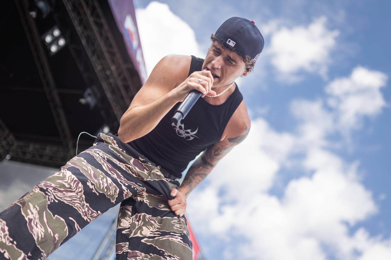 Druhý den na Hradech CZ na Bezdězu: Henych 666 strhli (ne)metalisty, Robert Kodym házel kytaru mezi fanoušky