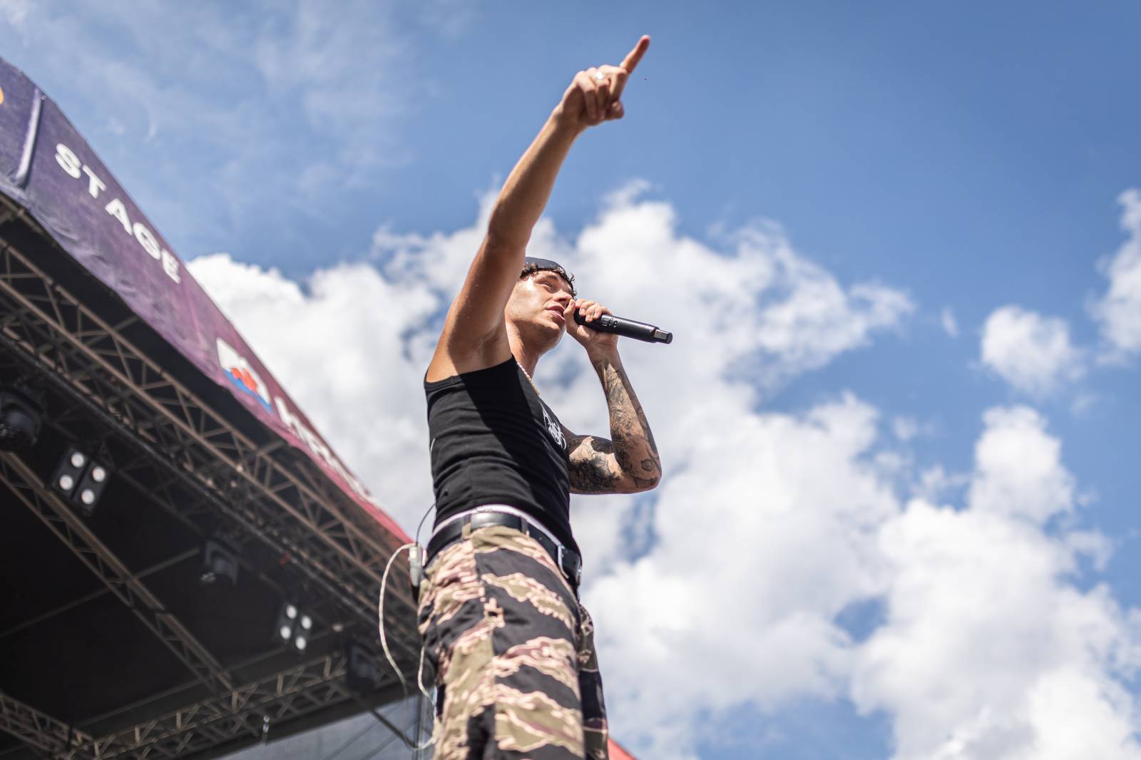 Druhý den na Hradech CZ na Bezdězu: Henych 666 strhli (ne)metalisty, Robert Kodym házel kytaru mezi fanoušky