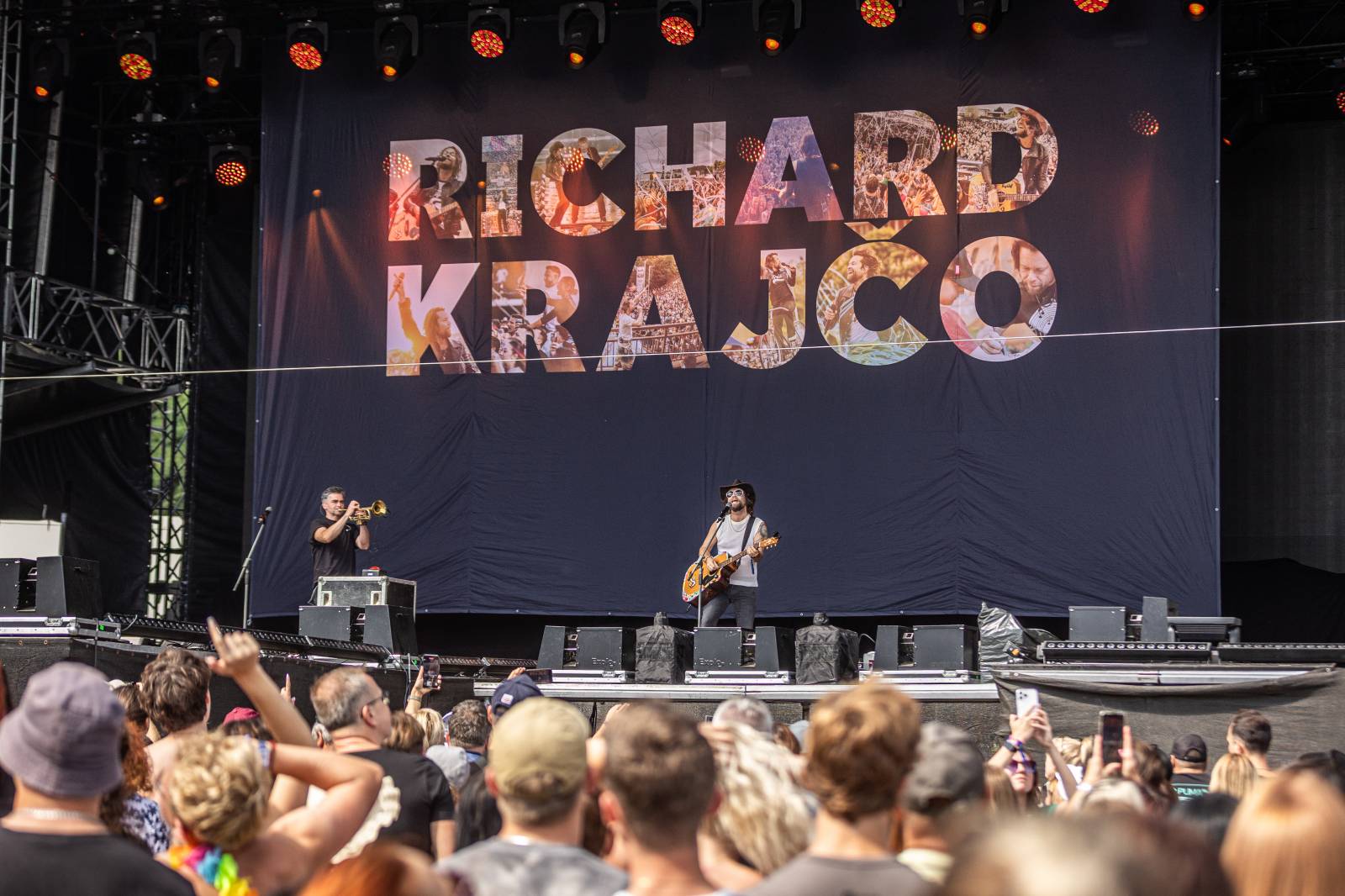 Druhý den na Hradech CZ na Bezdězu: Henych 666 strhli (ne)metalisty, Robert Kodym házel kytaru mezi fanoušky