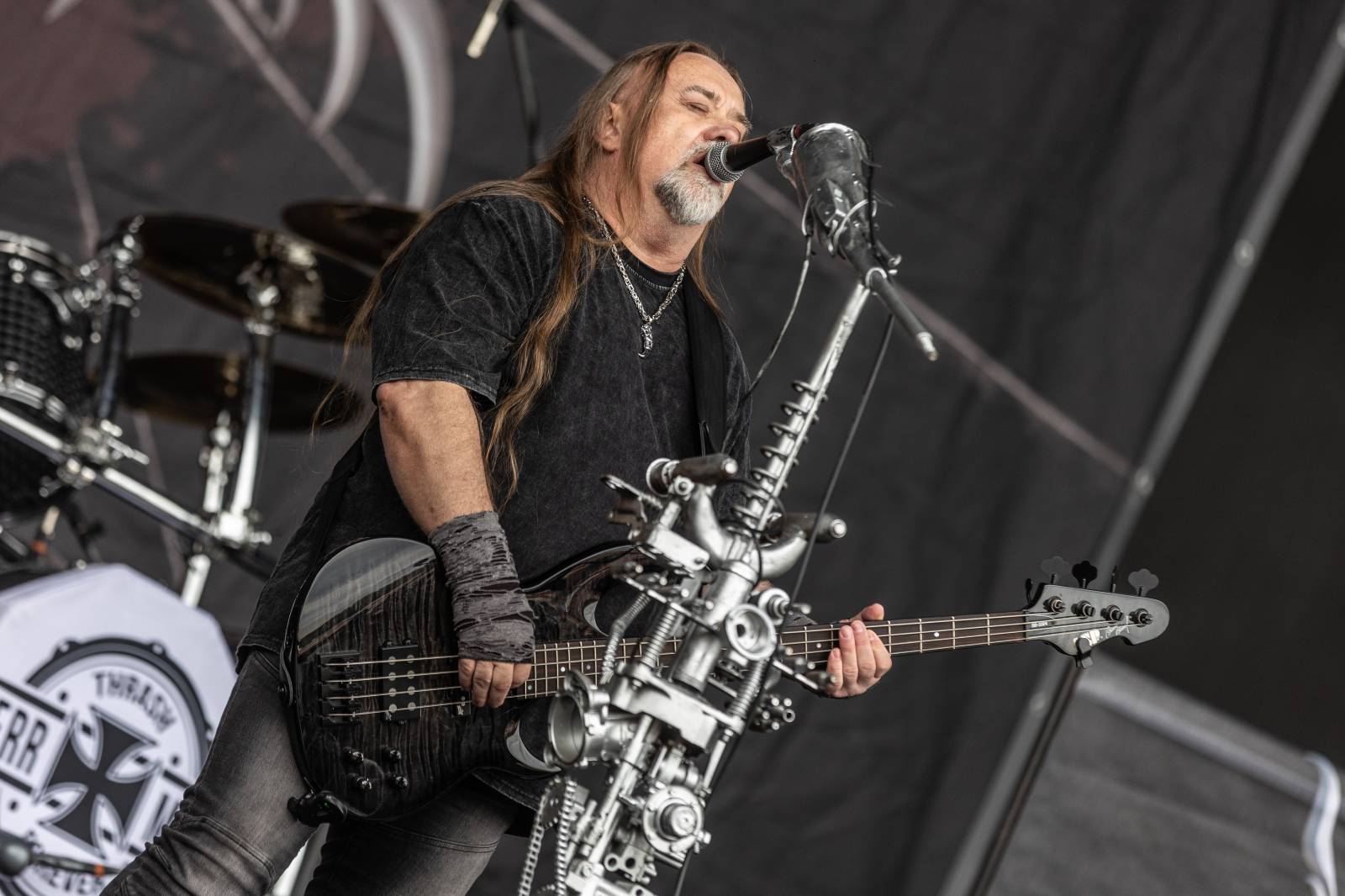 Druhý den na Hradech CZ na Bezdězu: Henych 666 strhli (ne)metalisty, Robert Kodym házel kytaru mezi fanoušky