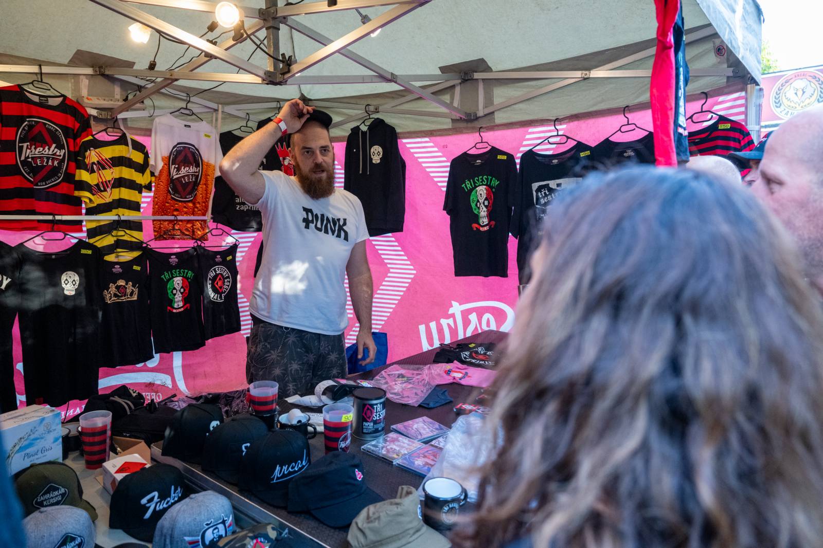 Tři sestry nezastavil ani déšť. V Hořicích pozvali fanoušky na oslavu narozenin do O2 areny