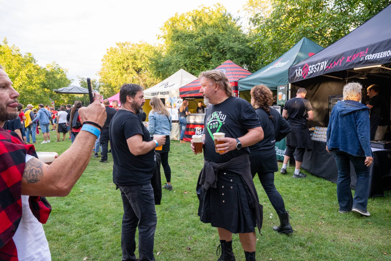 Tři sestry nezastavil ani déšť. V Hořicích pozvali fanoušky na oslavu narozenin do O2 areny