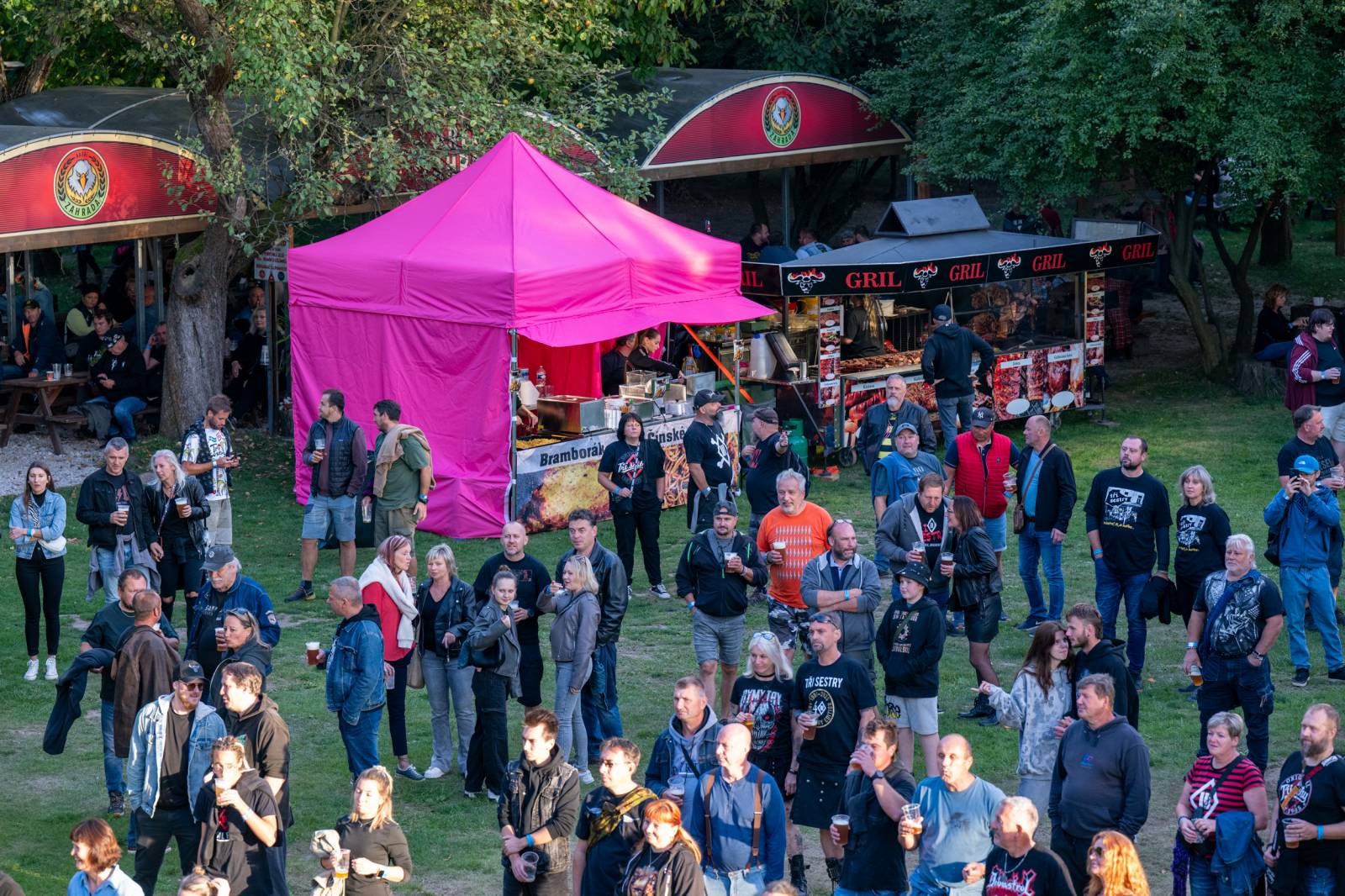 Tři sestry nezastavil ani déšť. V Hořicích pozvali fanoušky na oslavu narozenin do O2 areny