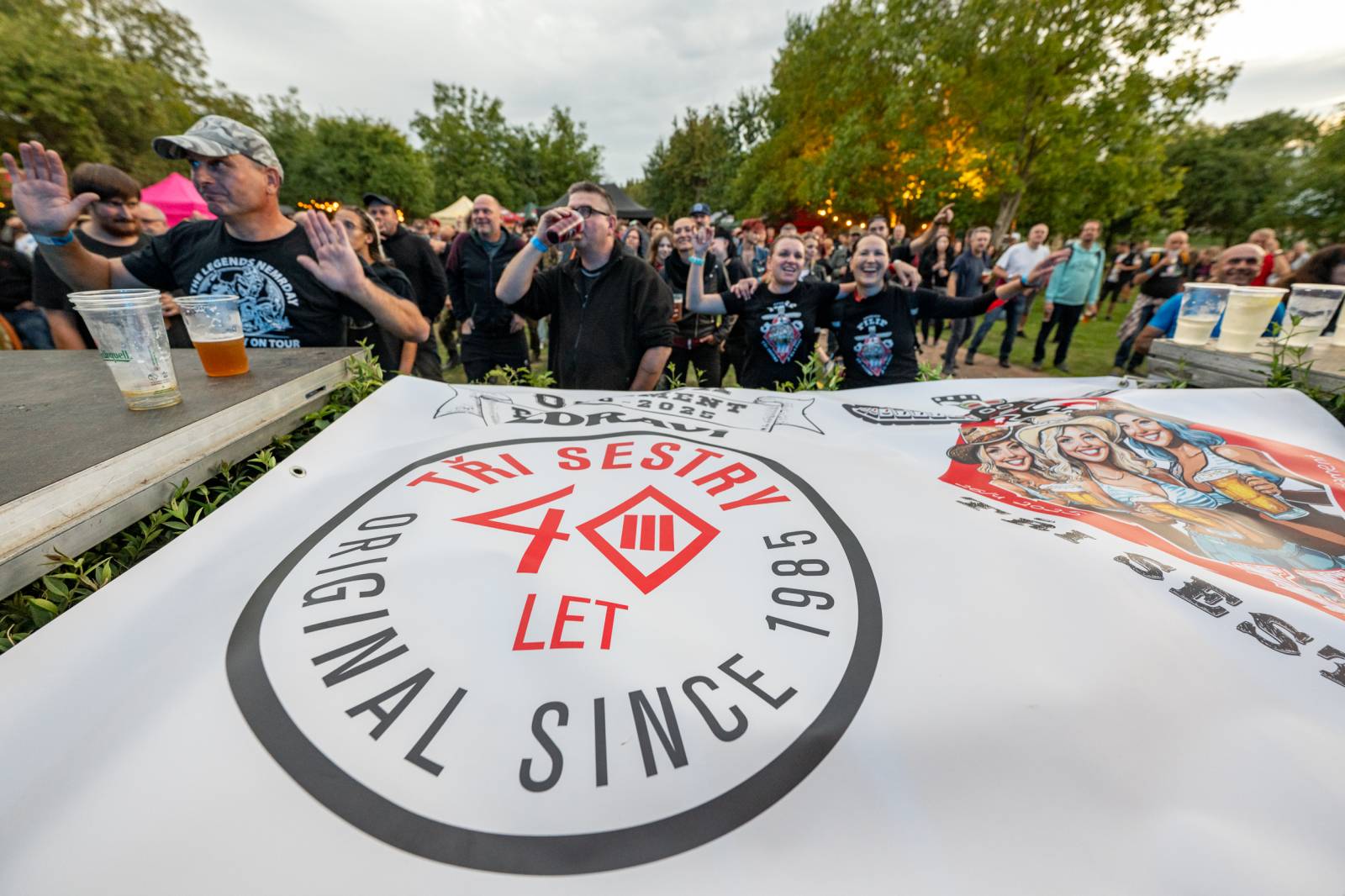 Tři sestry nezastavil ani déšť. V Hořicích pozvali fanoušky na oslavu narozenin do O2 areny