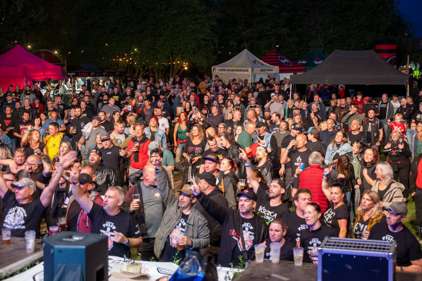 Tři sestry nezastavil ani déšť. V Hořicích pozvali fanoušky na oslavu narozenin do O2 areny