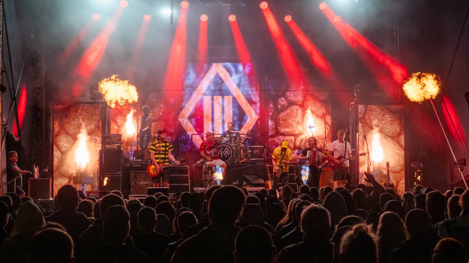 Tři sestry nezastavil ani déšť. V Hořicích pozvali fanoušky na oslavu narozenin do O2 areny