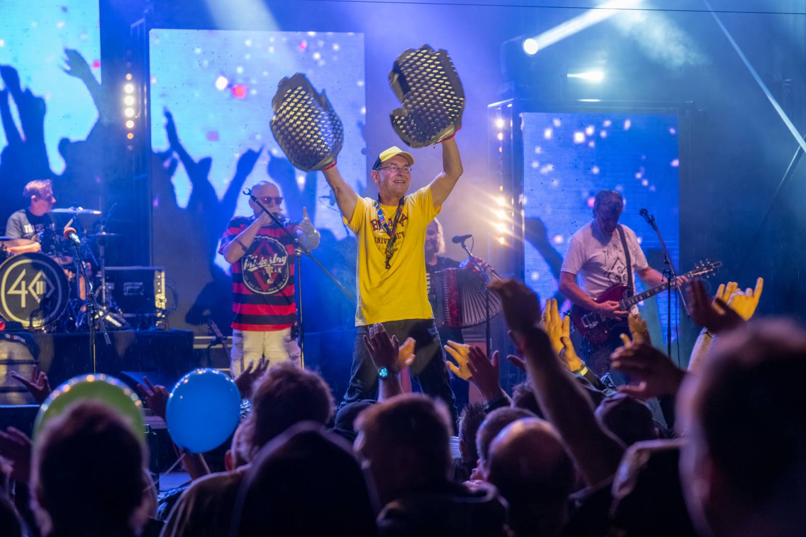 Tři sestry nezastavil ani déšť. V Hořicích pozvali fanoušky na oslavu narozenin do O2 areny