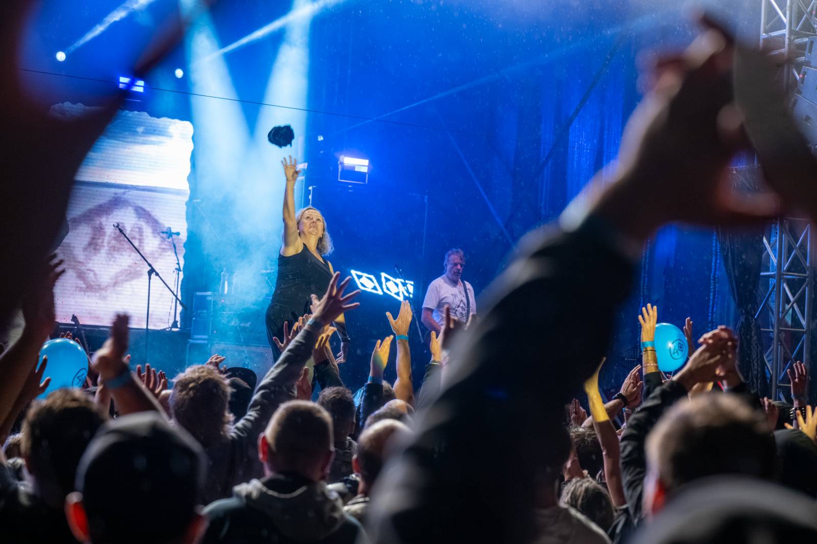 Tři sestry nezastavil ani déšť. V Hořicích pozvali fanoušky na oslavu narozenin do O2 areny