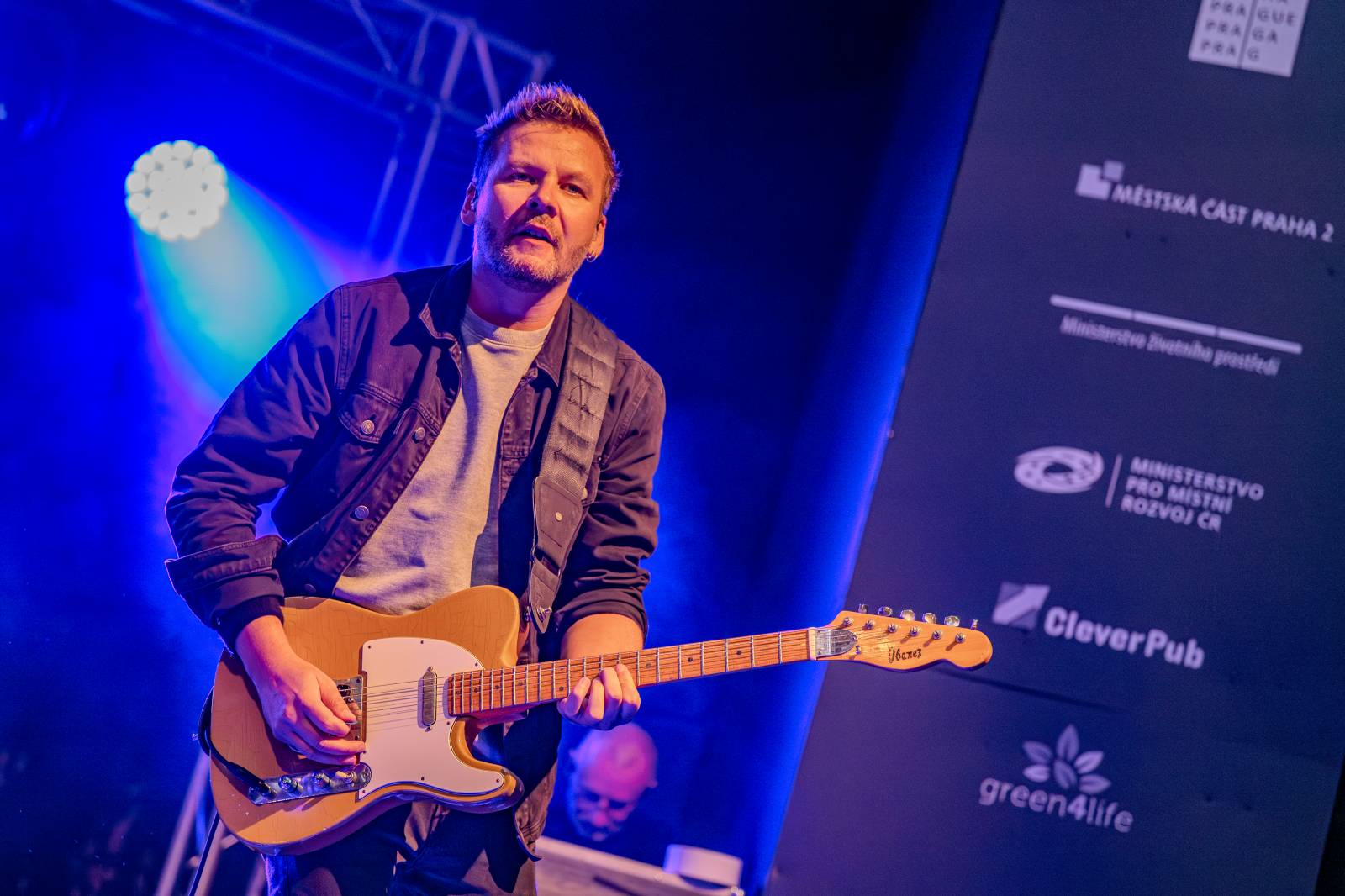 Michal Hrůza pozval fanoušky do Riegrových sadů, dorazila i Klára Vytisková