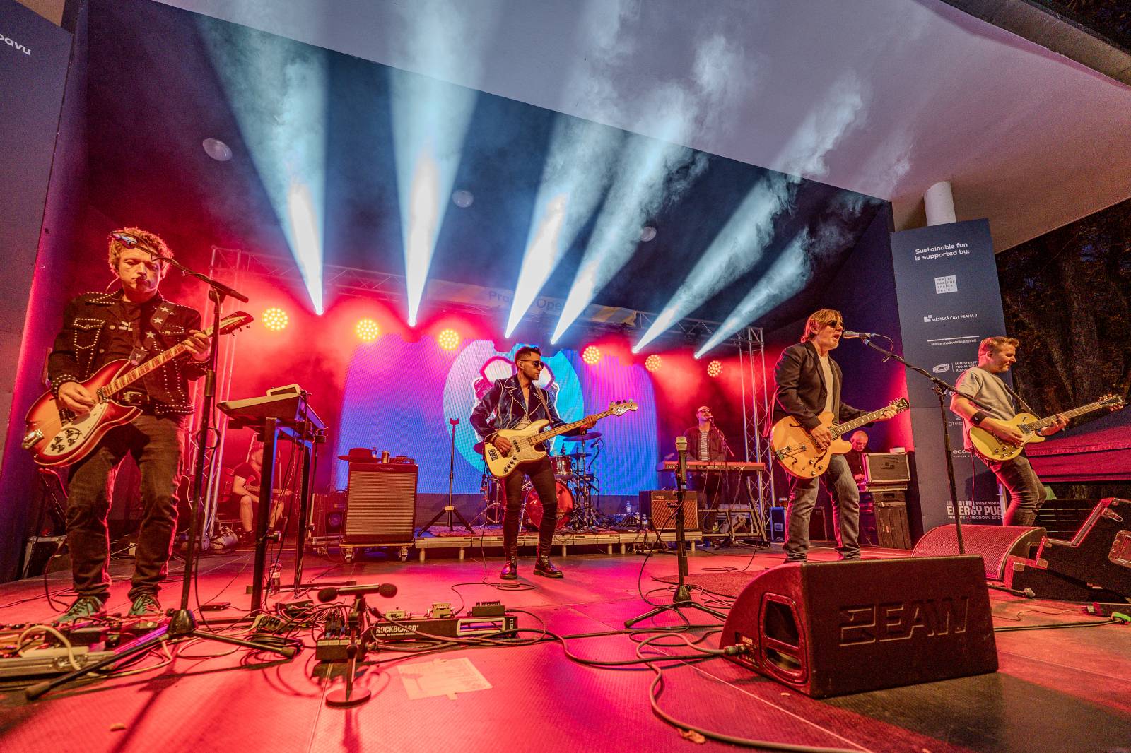 Michal Hrůza pozval fanoušky do Riegrových sadů, dorazila i Klára Vytisková