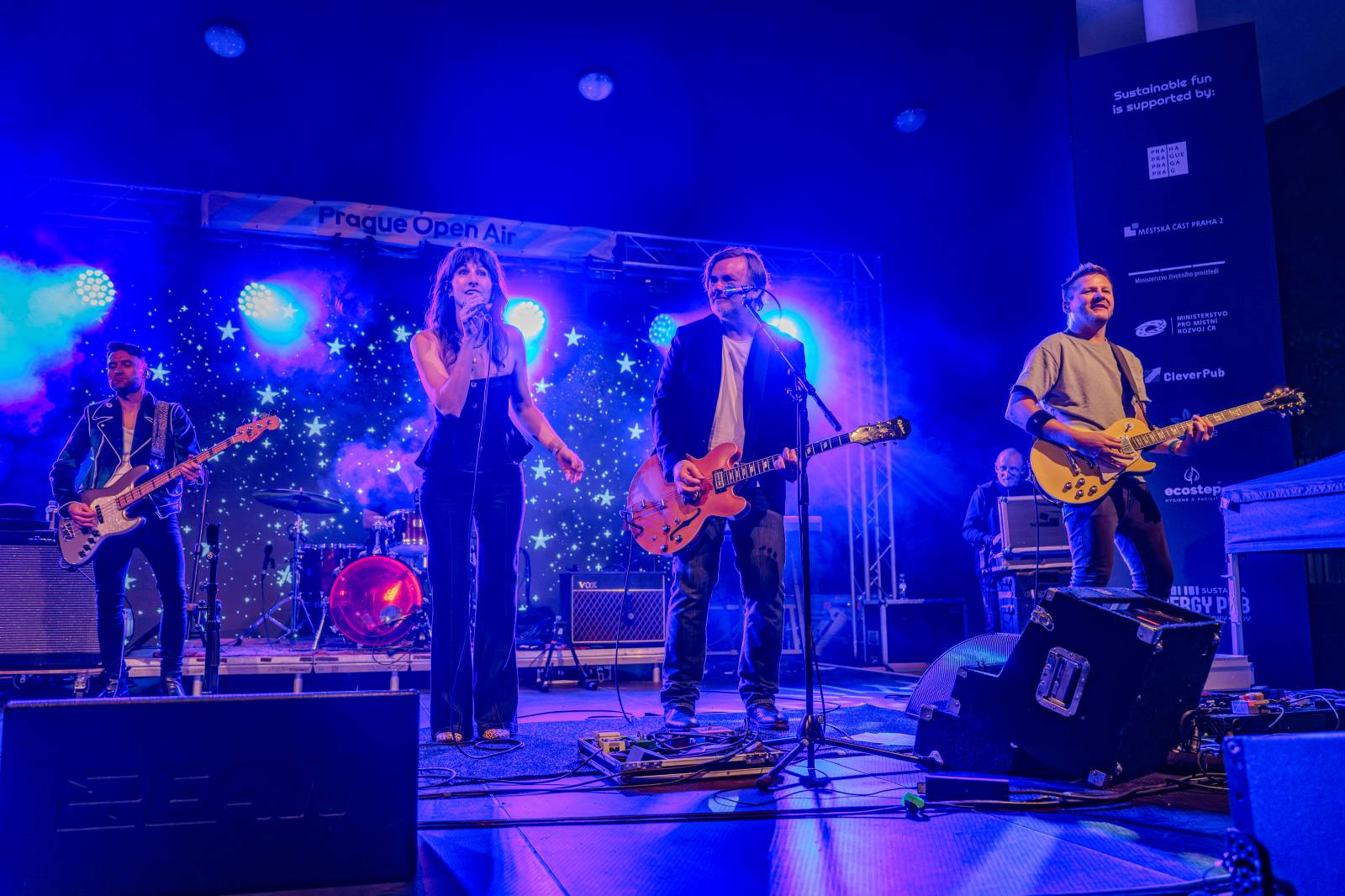 Michal Hrůza pozval fanoušky do Riegrových sadů, dorazila i Klára Vytisková