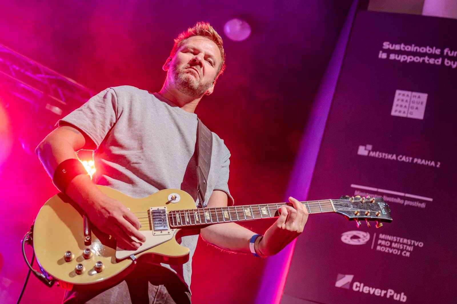 Michal Hrůza pozval fanoušky do Riegrových sadů, dorazila i Klára Vytisková