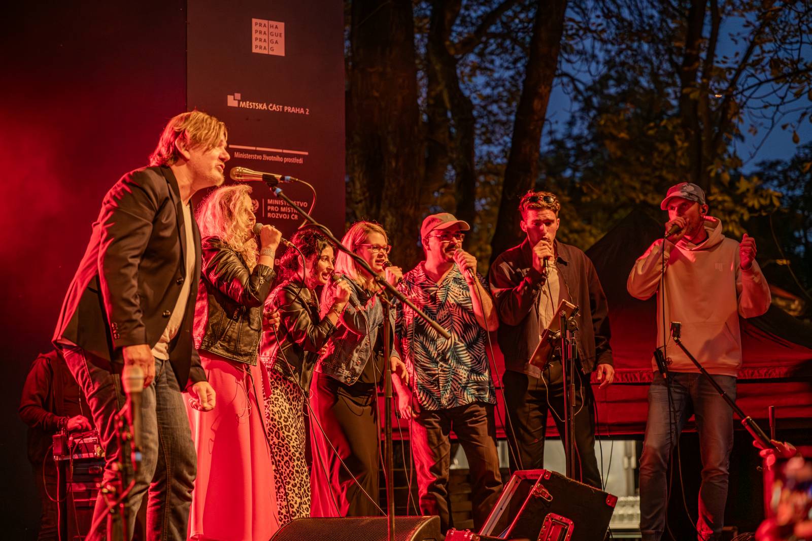 Michal Hrůza pozval fanoušky do Riegrových sadů, dorazila i Klára Vytisková