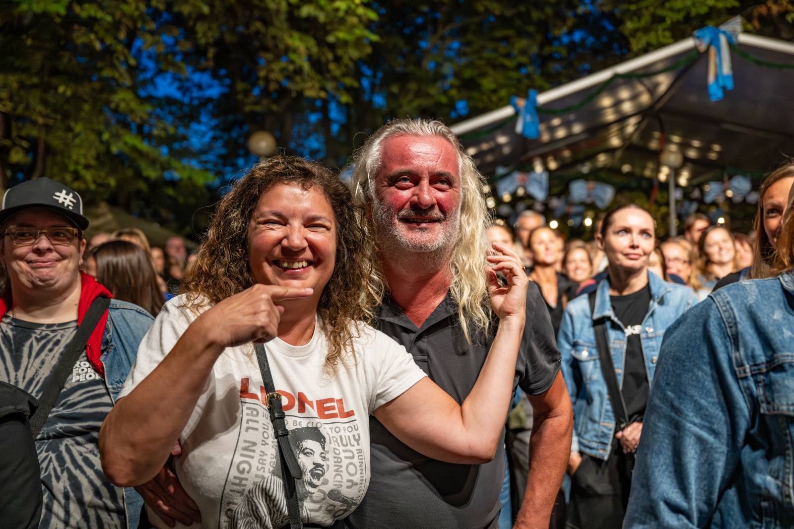 Michal Hrůza pozval fanoušky do Riegrových sadů, dorazila i Klára Vytisková