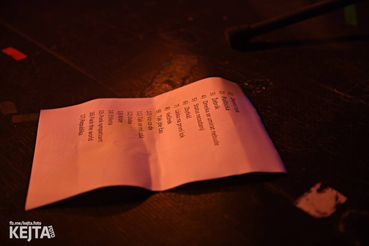 Energie na pódiu, komorní atmosféra pod ním. V Rock Café zahráli Svoloč, Rumble Ansamble a Wicked Dolls