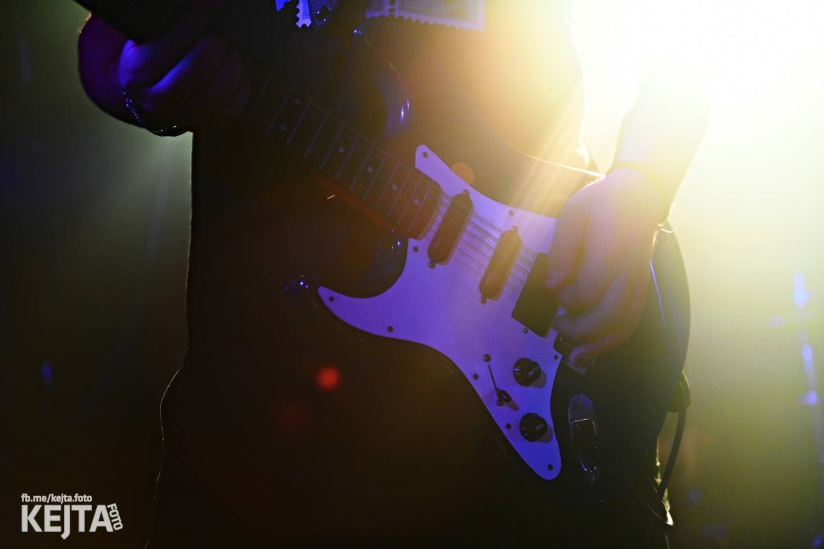 Energie na pódiu, komorní atmosféra pod ním. V Rock Café zahráli Svoloč, Rumble Ansamble a Wicked Dolls