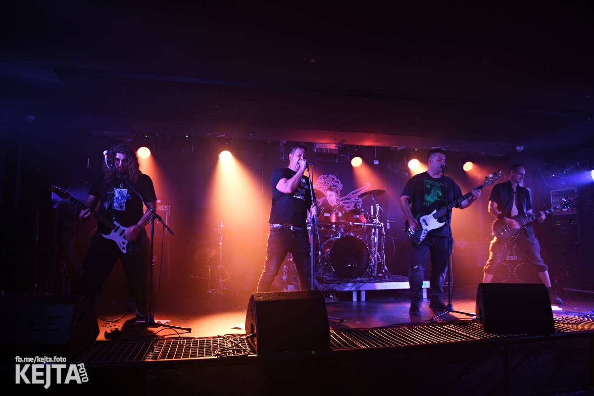 Energie na pódiu, komorní atmosféra pod ním. V Rock Café zahráli Svoloč, Rumble Ansamble a Wicked Dolls