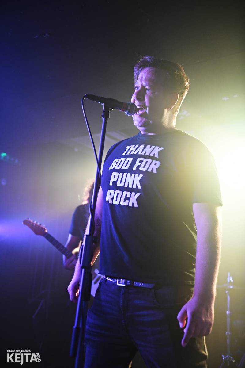 Energie na pódiu, komorní atmosféra pod ním. V Rock Café zahráli Svoloč, Rumble Ansamble a Wicked Dolls