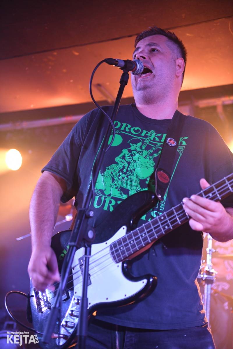 Energie na pódiu, komorní atmosféra pod ním. V Rock Café zahráli Svoloč, Rumble Ansamble a Wicked Dolls