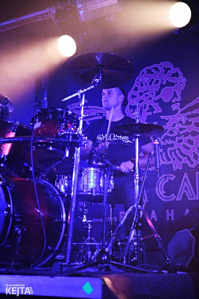 Energie na pódiu, komorní atmosféra pod ním. V Rock Café zahráli Svoloč, Rumble Ansamble a Wicked Dolls