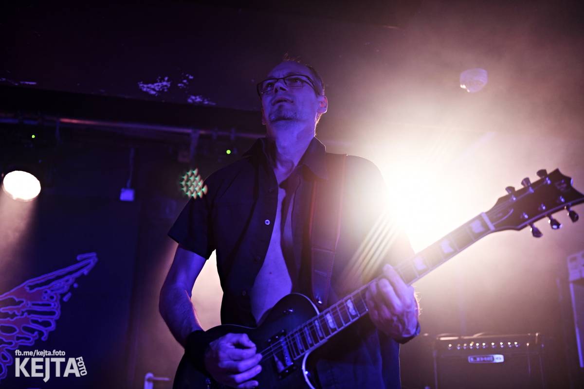 Energie na pódiu, komorní atmosféra pod ním. V Rock Café zahráli Svoloč, Rumble Ansamble a Wicked Dolls