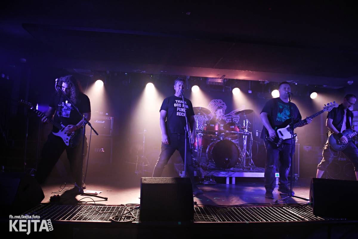 Energie na pódiu, komorní atmosféra pod ním. V Rock Café zahráli Svoloč, Rumble Ansamble a Wicked Dolls