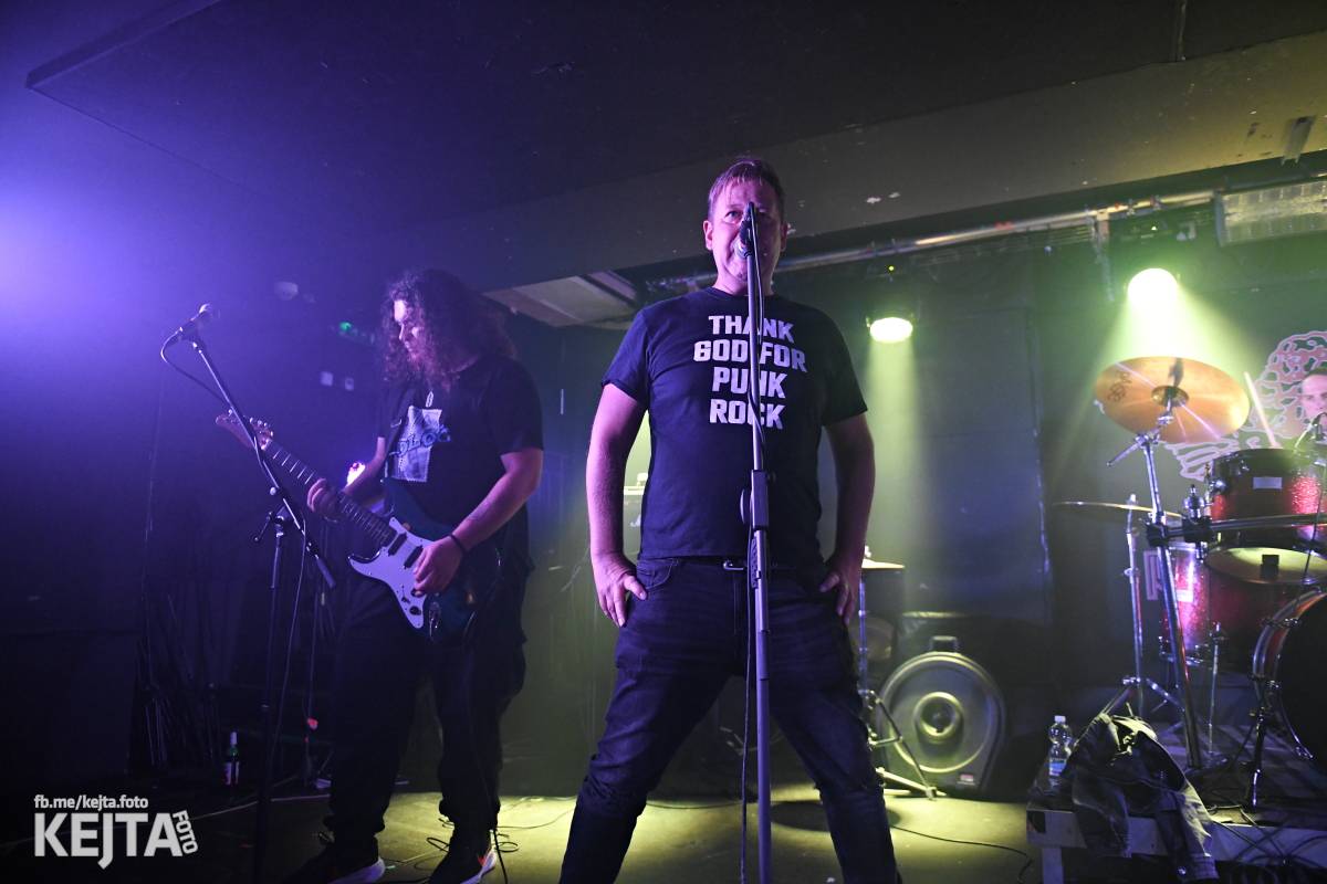 Energie na pódiu, komorní atmosféra pod ním. V Rock Café zahráli Svoloč, Rumble Ansamble a Wicked Dolls