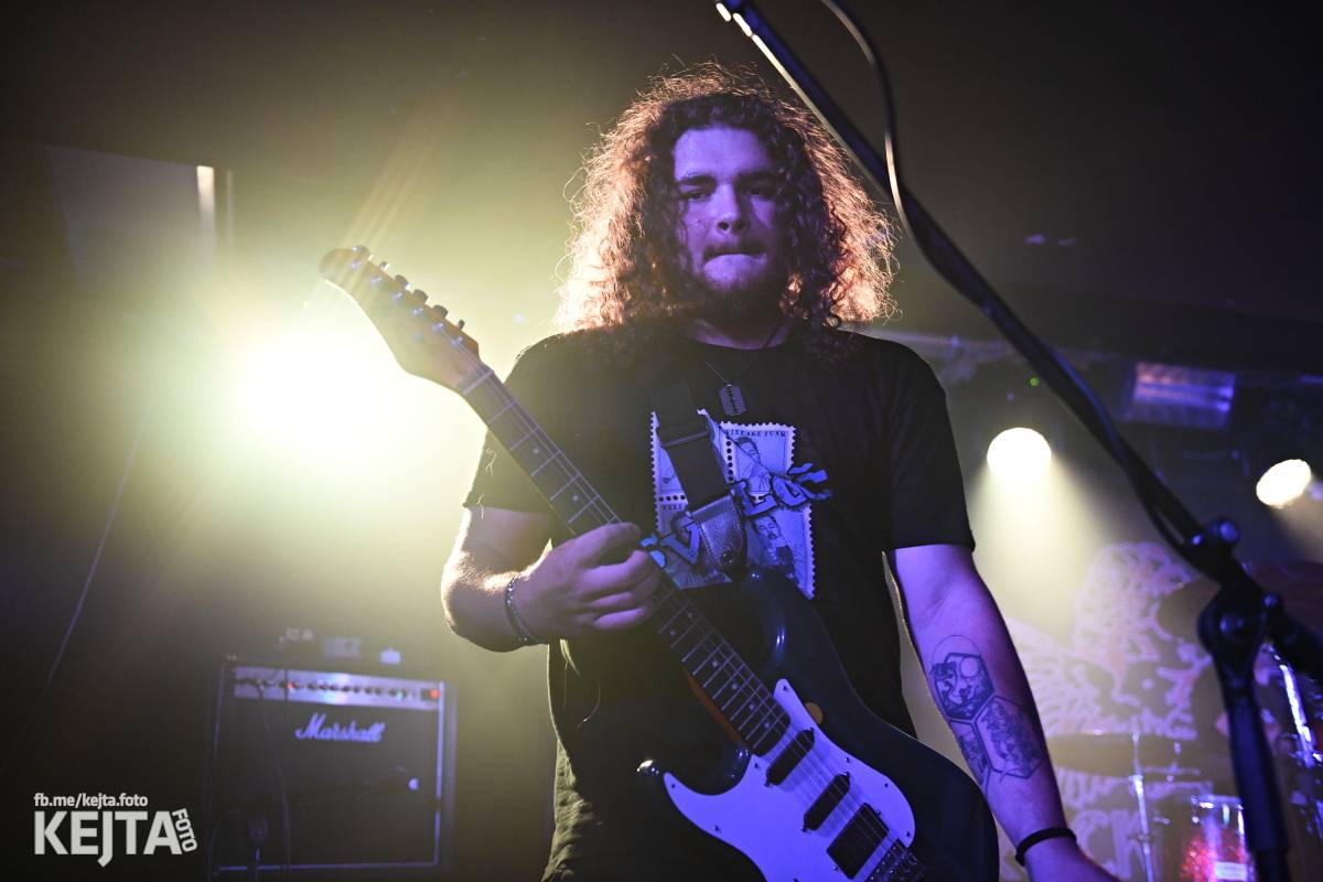 Energie na pódiu, komorní atmosféra pod ním. V Rock Café zahráli Svoloč, Rumble Ansamble a Wicked Dolls