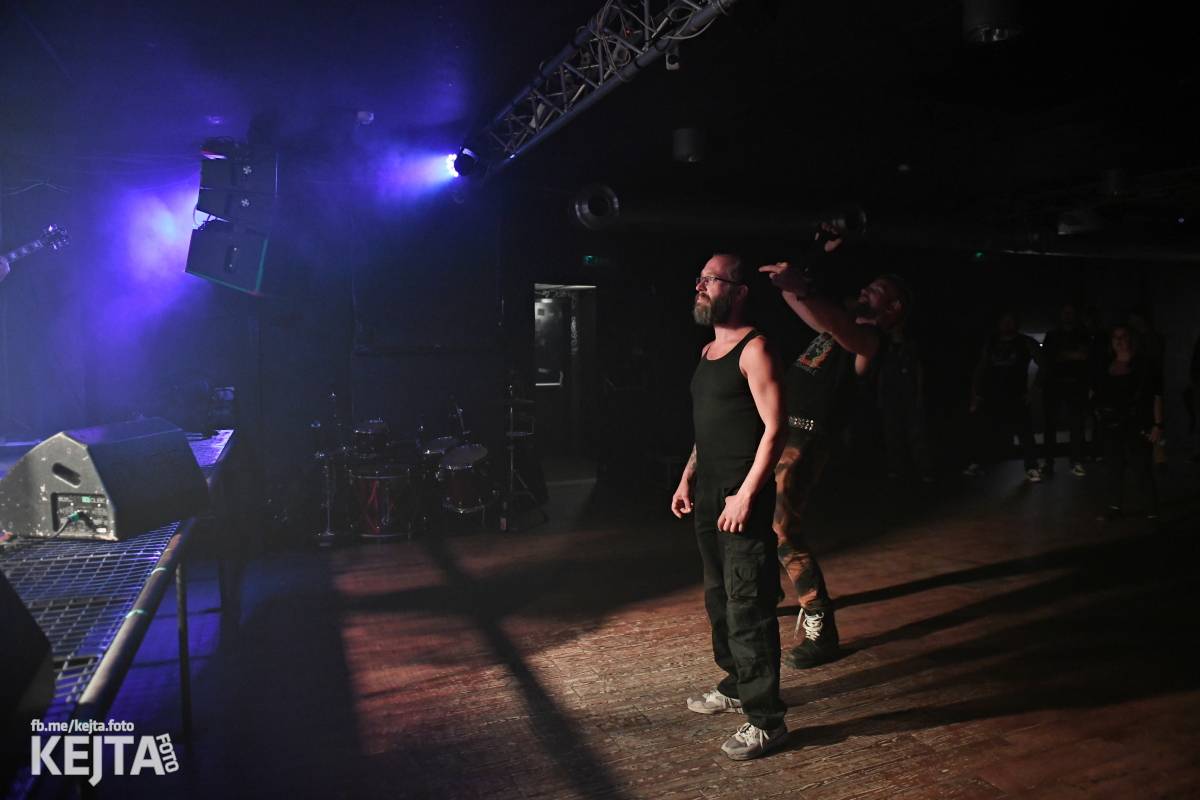 Energie na pódiu, komorní atmosféra pod ním. V Rock Café zahráli Svoloč, Rumble Ansamble a Wicked Dolls