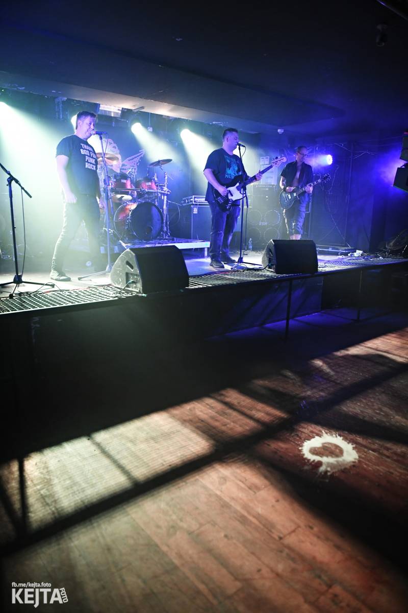 Energie na pódiu, komorní atmosféra pod ním. V Rock Café zahráli Svoloč, Rumble Ansamble a Wicked Dolls